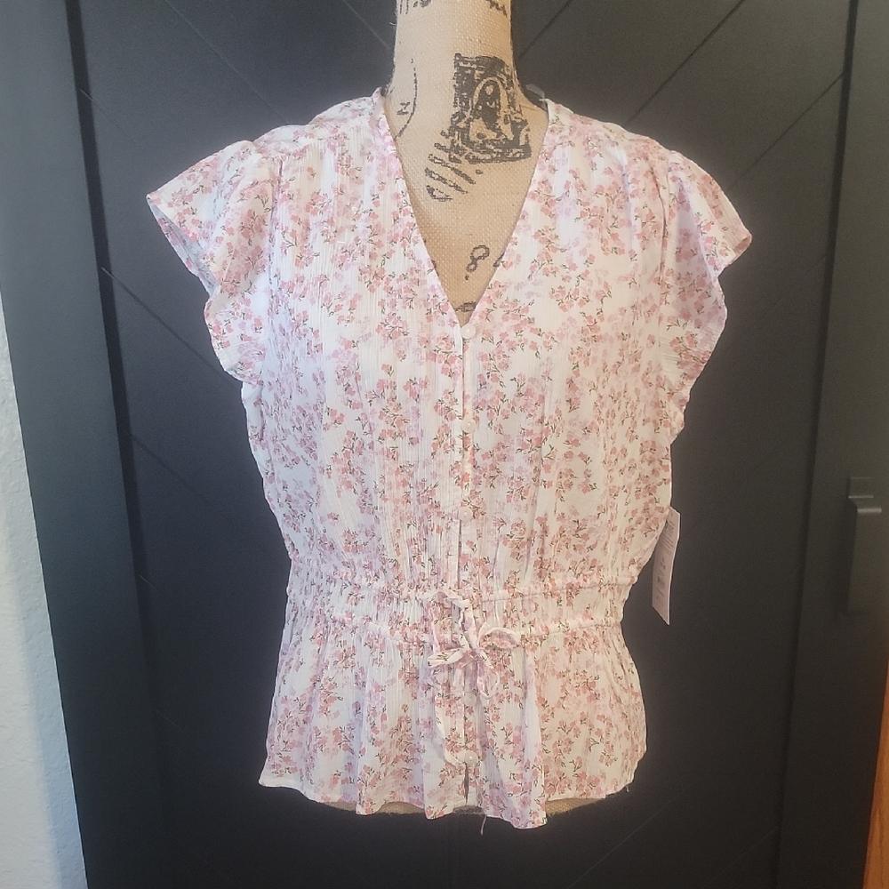 Feminine pink flowery blouse.
